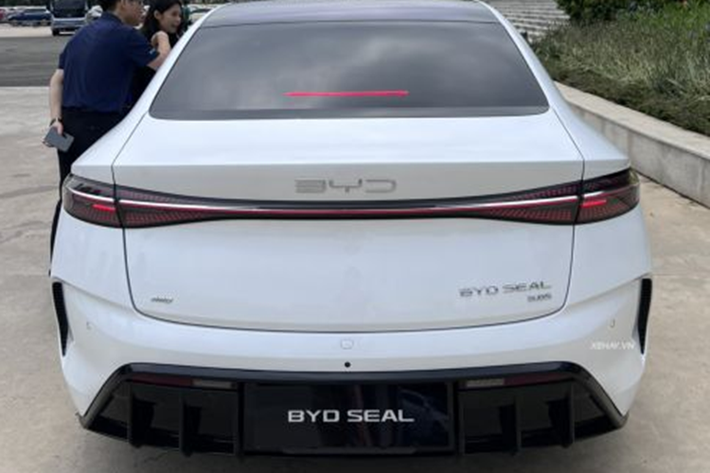 Xe cũng được trang bị công nghệ sạc nhanh, cho phép sạc với công suất tối đa 150 kW. Điều này giúp rút ngắn thời gian sạc, tiết kiệm thời gian và mang lại sự thuận tiện cho người dùng.