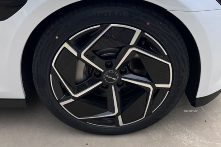Thứ hai là hệ truyền động hybrid là sự kết hợp giữa động cơ 1.5L tăng áp với mô-tơ điện kết hợp hộp số CVT.