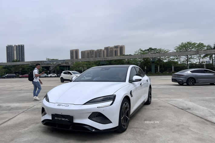 Theo đó, BYD Seal 2024 mới sở hữu kích thước ngang ngửa Toyota Camry, mẫu xe sedan này có chiều dài 4.800 mm và chiều rộng là 1.875 mm, trục cơ sở của xe lên tới 2.920 mm.