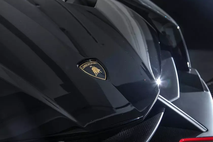 Nhiều người đang rất tò mò không biết chiếc siêu xe Lamborghini Veneno mới về Campuchia từng làm dâu nước nào, phải chăng là xe màu đen của đại gia Hồng Kông. Phải chờ đến khi showroom nhập xe về tung ảnh chi tiết, mới biết rõ xe ở Campuchia là coupe hay mui trần, và mang số thứ tự bao nhiêu.