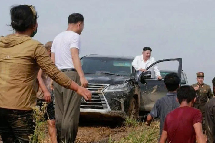 Hình ảnh chụp lại cho thấy, ông Kim Jong-un đã mở cửa kính hàng ghế phía sau, quan sát tình hình lũ lụt, bức ảnh khác cũng thể hiện, mực nước lũ ngập qua bánh xe chiếc SUV màu đen. Dù chiếc xe này đã bị tháo bỏ logo đằng sau xe, nhưng thiết kế, cũng như đèn hậu LED đã cho thấy, đó đích thị là Lexus LX600, nhưng chưa rõ thuộc bản VIP 4 chỗ hay 5 chỗ ngồi.