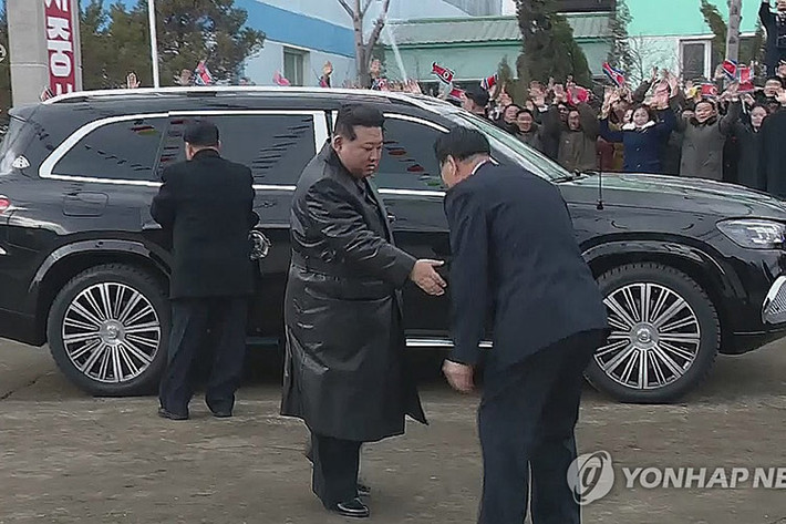 Đây cũng là lần đầu tiên, giới truyền thông biết được ông Kim Jong un sở hữu Lexus LX600, 1 chiếc SUV hạng sang được mệnh danh chuyên cơ mặt đất, ra mắt từ năm 2021, dù đất nước Triều Tiên bị cô lập, nhưng các xe sang vẫn xuất hiện.