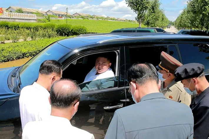 Về chiếc Lexus LX600 của ông Kim Jong un, mẫu xe này có phiên bản VIP và Luxury sẽ chỉ với 4 chỗ ngồi với hàng ghế sau có 2 ghế độc lập, sở hữu hàng loạt trang bị tiện nghi dành cho các chủ tịch như bảng điều khiển riêng biệt cho phép người ngồi sau điều chỉnh rèm che nắng, hệ thống sưởi và làm mát ghế, đèn đọc sách, màn hình giải trí, điều hoà...