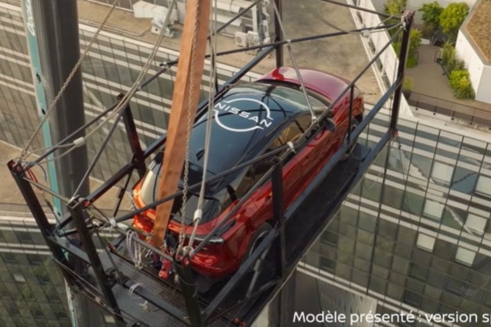 Để tạo được màn nhảy bungee mãn nhãn cho chiếc Nissan Qashqai thế hệ mới, công đoạn chuẩn bị cũng phải đòi hỏi rất kỳ công. Theo đó, khi đưa lên cao, xe được đặt trong một khung lồng sắt đặc biệt vừa để cố định xe vừa để đảm bảo an toàn cho người điều khiển xe là tay đua Laurent Lasko.