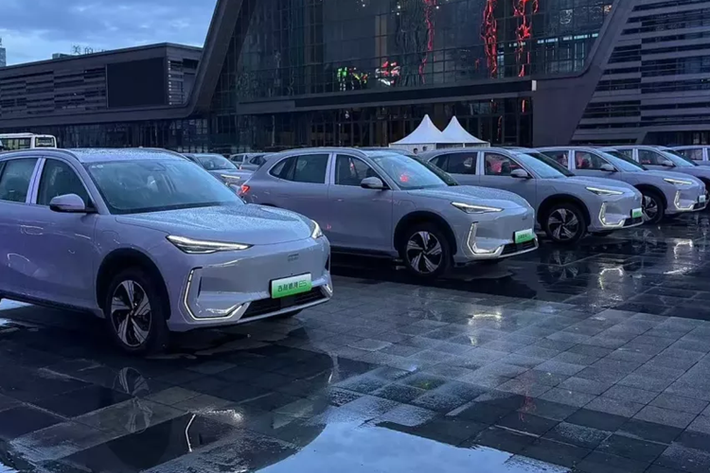 Geely Galaxy E5 của Trung Quốc được định vị là một chiếc SUV nhỏ gọn chạy điện thuần túy và nhắm đến thị trường toàn cầu, nên tùy theo thị trường, xe có bản tay lái thuận và nghịch. Geely Galaxy E5 được trang bị ổ điện thông minh Galaxy 11 trong 1 và pin lithium iron phosphate “loại lưỡi” thế hệ mới nhất - pin Aegis Dagger.