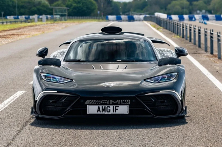 Sau 5 năm kể từ lần đầu giới thiệu, Mercedes-AMG One bản thương mại chính thức ra mắt vào tháng 6/2022. Những chiếc đầu tiên đã được bàn giao từ đầu năm 2023.