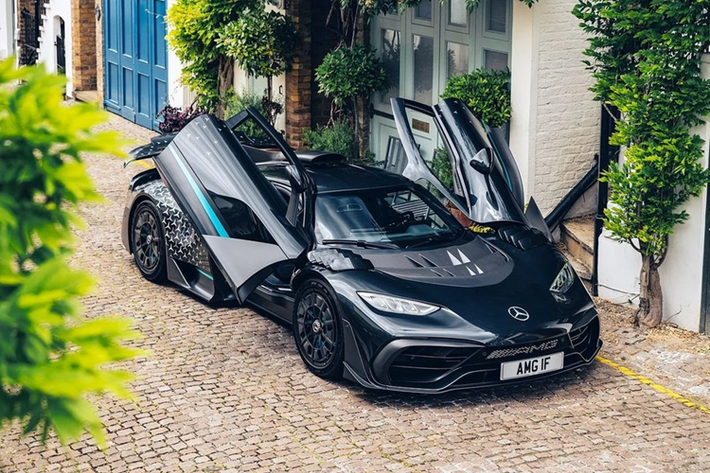 Tiền thân là chiếc Project ONE, Mercedes-AMG One chỉ được sản xuất giới hạn 275 chiếc toàn cầu. Trên thực tế, con số đặt hàng của siêu phẩm này cao cấp 4 lần, tuy nhiên thương hiệu đến từ Đức từ chối tăng số lượng xe.