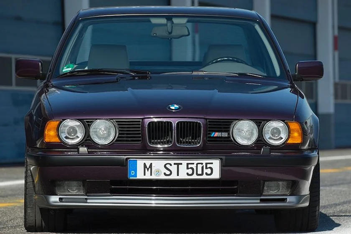 BMW M5 bản E34 Là thế hệ nối tiếp ngay sau thế hệ M5 nguyên bản đầu tiên nên E34 nhận được sự yêu mến đặc biệt của cộng đồng mê xe BMW M. Vẫn là động cơ S38 3.5 lít với 6 xy-lanh thẳng hàng nhưng được tinh chỉnh và bổ sung thêm những thành phần quan trọng, giúp tăng công suất lên 311 mã lực. Đồng thời có thêm lựa chọn động cơ S38 3.8 lít với công suất 335 mã lực, giúp M5 E34 trở thành xe sedan 4 cửa mạnh nhất thế giới lúc bấy giờ.