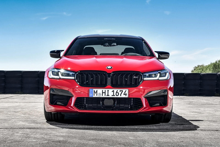 BMW M5 bản F90 Được BMW định vị là một thế hệ hoàn toàn mới, nhưng các tín đồ yêu thích dòng M coi F90 là một bản nâng cấp kế thừa trực tiếp dòng F10 trước đó. Bằng chứng rõ ràng nhất là khối động cơ S63 tiếp tục hiện diện, dù đã được cải tiến để tăng công suất lên 591 mã lực.