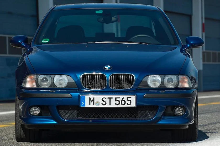 BMW thế hệ E39 Thế hệ BMW M5 E39 này từng suýt không trở thành hiện thực do bối cảnh kinh tế thời kỳ đó, hãng đã muốn dừng lại ở bản 540i thông thường và hy vọng các tín đồ tốc độ có thể tạm hài lòng với M3 E63. Rất may là M5 vẫn tiếp tục, tuy nhiên quy trình sản xuất được chuyển sang dây chuyền công nghiệp chung với 5-Series thông thường, không còn được làm thủ công tỉ mỉ như thế hệ E34 trước đó.