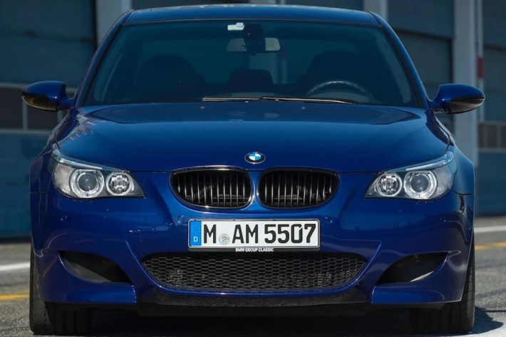 BMW M5 bản E60 Xuất hiện vào giữa những năm 2000 khi BMW vẫn còn tham gia vào bộ môn đua F1 với động cơ V10, chính vì vậy chiếc BMW M5 E60 hiệu năng cao thừa hưởng khối động cơ hút khí tự nhiên 5.0 lít công suất 500 mã lực. Với sức mạnh tương đương Lamborghini Gallardo nguyên bản, chiếc sedan Đức có thể tăng tốc 0-100 km/h chỉ trong 4,1 giây.