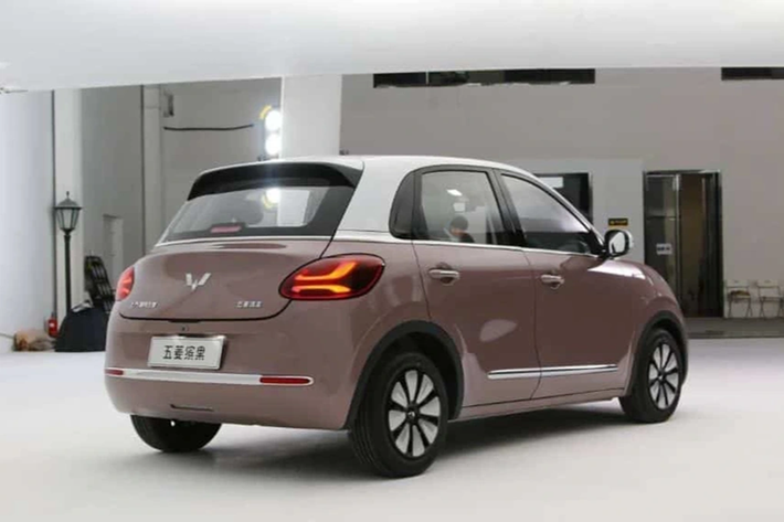 Xe sở hữu một số trang bị an toàn cơ bản như: phanh ABS/EBD, phanh tay điện tử, hỗ trợ giữ phanh tự động, cân bằng điện tử, camera lùi, giám sát áp suất lốp, chìa khóa thông minh, khởi động nút bấm, kiểm soát hành trình.