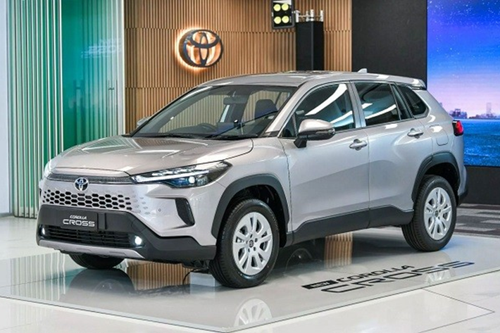 Trong khi đó, các phiên bản HEV có động cơ hybrid với máy xăng 1.8L và mô- tơ điện cho tổng công suất là 122 mã lực. Đi kèm với đó là hộp số e-CVT và hệ dẫn động cầu trước. Hiện mức giá xe Toyota Corolla Cross 2024 tại Việt Nam chưa được công bố, nhưng dự kiến sẽ tang hơn so với hiện tại.