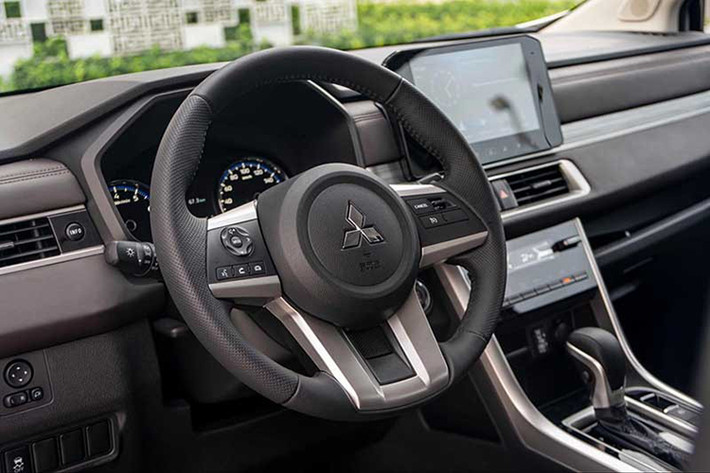 Hiện thông tin cụ thể về cấu hình cũng như giá xe Mitsubishi Xpander HEV 2024 vẫn chưa được công bố. Theo một số nguồn tin, phiên bản hybrid của mẫu xe này sẽ tiếp tục dùng động cơ xăng có mã 4A91 như hiện nay. Đây là động cơ xăng MIVEC 4 xi-lanh, dung tích 1.5L, sản sinh công suất tối đa 105 mã lực và mô-men xoắn cực đại 141 Nm.