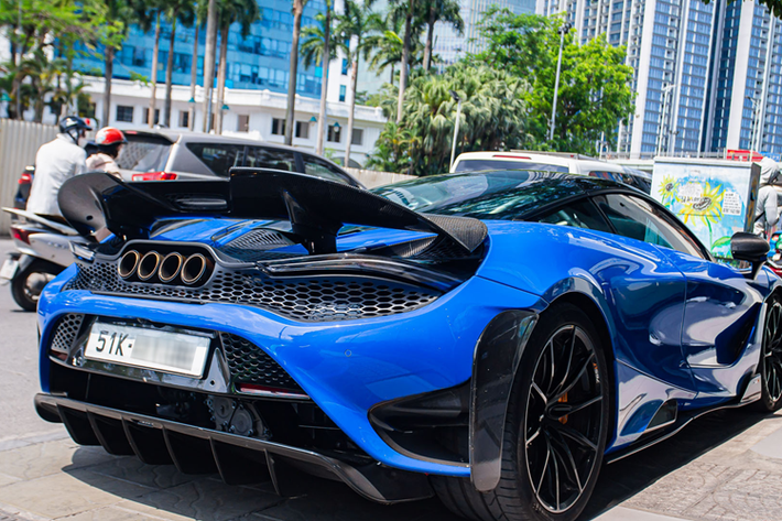 Nhưng các kỹ sư Anh đã "phù phép" lại nhằm mang đến cho xe công suất tối đa 755 mã lực, cao hơn 45 mã lực so với McLaren 720S. Ngoài ra là siêu xe McLaren 765LT còn có mô-men xoắn cực đại 800 Nm, tăng 30 Nm so với siêu xe McLaren 720S đang giữ nhiều danh hiệu ở các cuộc đua drag 400m hay 800m.