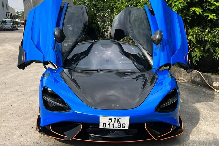 Phía bên trong là phanh gốm carbon lấy ý tưởng của McLaren Senna. Về dòng xe McLaren 765LT, đây không chỉ là siêu xe chạy trên đường phố mà còn khiến cho chủ nhân phấn khích ngay cả khi lái xe ở trong đường đua.