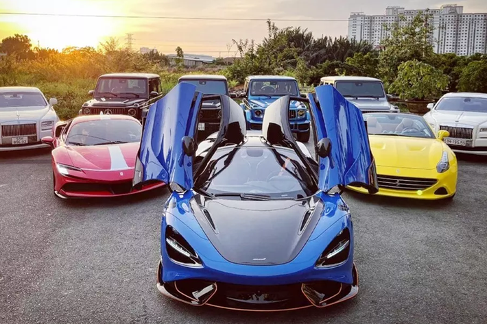 McLaren 765LT mới được 1 đại gia Hà Nội mua lại có ngoại thất xanh Paris cùng với tuỳ chọn nắp capô và cánh gió đuôi phía sau là carbon. Siêu xe phiên bản giới hạn McLaren 765LT sẽ cưỡi trên bộ bánh xe 10 chấu độc quyền đi kèm với lốp Pirelli P Zero Trofeo R.