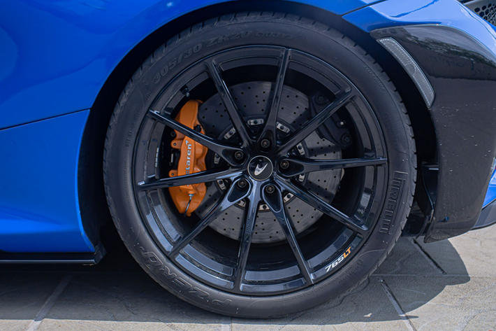 Còn hai chữ LT là viết tắt của Long Tail. McLaren 765LT sẽ là một chiếc siêu xe đua drag đỉnh hơn nữa so với McLaren 720S. Đầu tiên chính là việc khối động cơ V8, dung tích 4.0 lít, tăng áp kép quen thuộc của siêu xe McLaren 720S vẫn được trang bị cho McLaren 765LT.