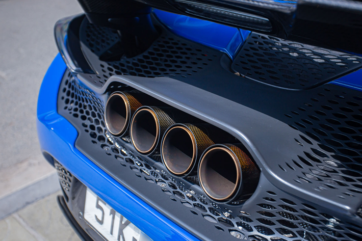 Khoang lái của siêu xe phiên bản giới hạn McLaren 765LT chỉ gói gọn trong một từ mà các dân chơi đều muốn xe của mình có càng nhiều càng tốt, đó chính là carbon. Ngoài ra là da Alcantara màu đen. Để giúp McLaren 765LT có trọng lượng lý tưởng là 1.229 kg, hãng xe Anh quốc đã bỏ đi trang bị tiêu chuẩn là loa và hệ thống điều hoà.