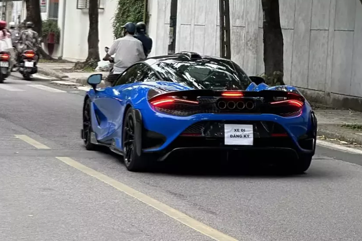 Và đến nay, thông tin về chiếc siêu xe McLaren 765LT này đã được một bạn trẻ mê chụp xe ở Hà Nội tiết lộ, theo đó, siêu xe giới hạn từng thuộc sở hữu của đại gia lan đột biến và dân chơi Jacky, đã được 1 tay chơi xe kín tiếng ở Hà Nội mua về trải nghiệm.