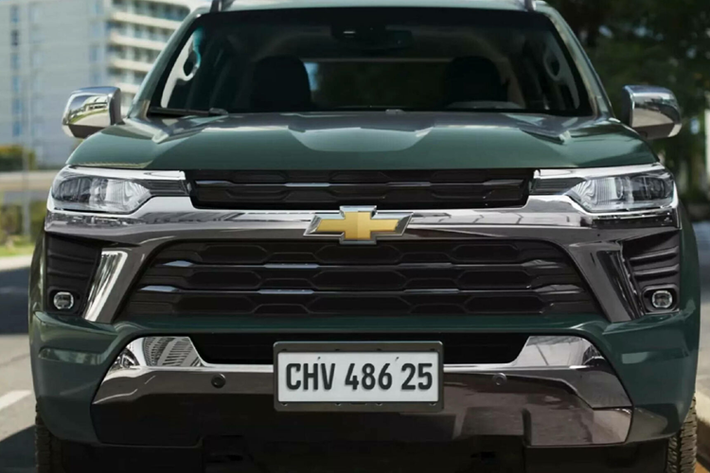 Giống như S10 2025, nội thất của Trailblazer 2025 có táp-lô mới gồm cụm đồng hồ kỹ thuật số 8 inch, được kết hợp với màn hình cảm ứng thông tin giải trí 11 inch lớn hơn, cụm cần số mới và bệ sạc không dây. Phiên bản High Country có ghế ngồi bọc da 2 tông màu và hình thêu trên tựa đầu.