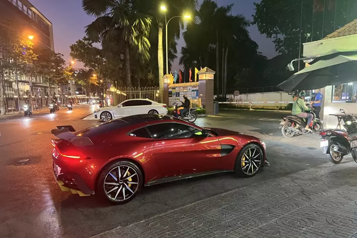Hiện siêu phẩm cũng đã xuất hiện tại Việt Nam, nhưng chưa về nhà chủ nhân, thay vào đó đã có một chiếc xe Aston Martin V8 Vantage về đội xe nghìn tỷ đồng của ông Đặng Lê Nguyên Vũ.
