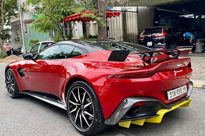 Aston Martin V8 Vantage đạt vận tốc tối đa 314 km/h. Các trang bị tiêu chuẩn trên Aston Martin V8 Vantage bao gồm hệ thống hiển thị áp suất lốp, điều hòa không khí hai vùng độc lập, hỗ trợ đỗ xe với các cảm biến ở xung quanh, ghế chỉnh điện nhớ 3 vị trí...