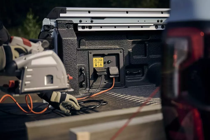 Điểm nhấn tiếp theo của Ford Ranger PHEV 2025 là hệ thống Pro Power Onboard, cho phép biến xe thành trạm sạc di động. Người dùng có thể sạc các dụng cụ, thiết bị điện tử hoặc thiết bị cắm trại bằng nguồn điện 2,3 kW tiêu chuẩn hoặc 6,9 kW tùy chọn của xe.