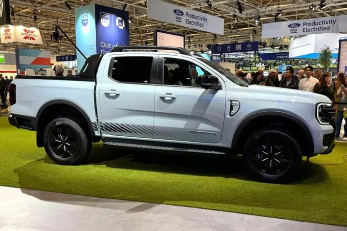 Hệ truyền động PHEV trên Ford Ranger Stormtrak bao gồm máy xăng EcoBoost 4 xi-lanh, tăng áp, dung tích 2.3L và mô-tơ điện có công suất tối đa 101 mã lực, tích hợp vào hộp số. Xe có công suất kết hợp 275 mã lực cùng mô-men xoắn cực đại 690 Nm, vượt trội so với các phiên bản máy xăng và máy dầu của dòng Ford Ranger, trừ Ranger Raptor.