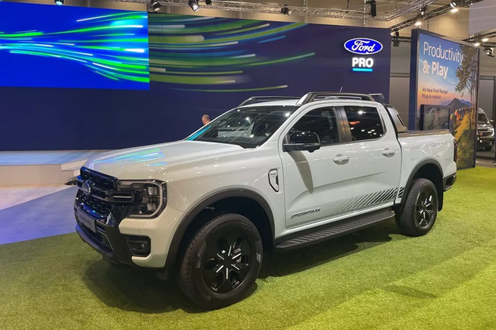 Vào hồi tháng 9/2023, Ford đã chính thức vén màn phiên bản plug-in hybrid (PHEV) của dòng xe bán tải Ranger. Mới đây, tại triển lãm IAA Transportation 2024 diễn ra ở Hannover, Đức - Ford Ranger Stormtrak PHEV 2025 mới trưng bày và giới thiệu với công chúng.