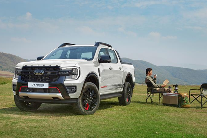 Bên trong xe, Ford Ranger PHEV 2025 được trang bị các chất liệu cao cấp, hệ thống âm thanh Bang & Olufsen 10 loa, màn hình cảm ứng trung tâm 12 inch và camera 360 độ. Xe sẽ được sản xuất ở nhà máy Silverton tại Nam Phi. Giá xe Ford Ranger Stormtrak PHEV 2025 vẫn chưa được công bố.