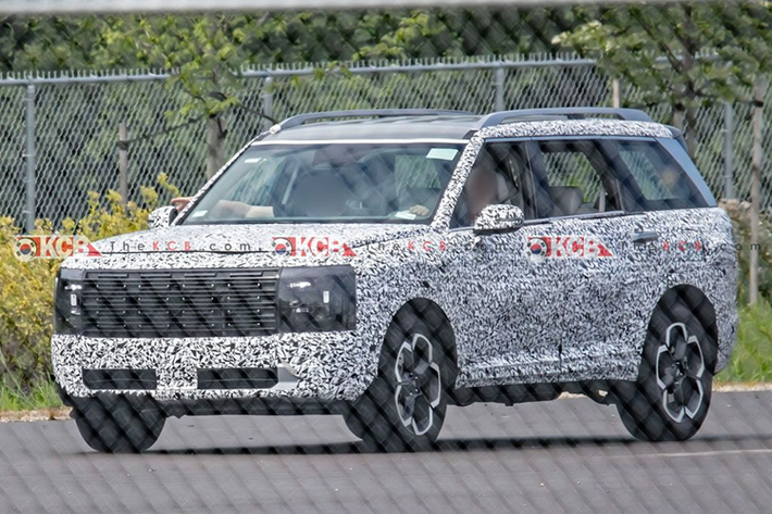 Hyundai Palisade 2026 được đồn đoán sẽ được xây dựng trên một nền tảng mới có chiều dài cơ sở dài hơn. Sự thay đổi này nhằm mục đích tăng cường không gian nội thất, cho phép Palisade cạnh tranh tốt hơn với các đối thủ như Honda Pilot và Toyota Grand Highlander.