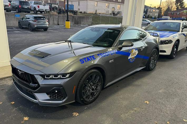 Ford Mustang là mẫu xe cơ bắp thường được các lực lượng hành pháp tại Mỹ sử dụng nhằm phục vụ các mục đích tuần tra và truy đuổi tội phạm. Mới đây, hình ảnh chiếc Ford Mustang GT hoàn toàn mới với họa tiết cảnh sát bang Kentucky vừa được chia sẻ trên mạng xã hội.