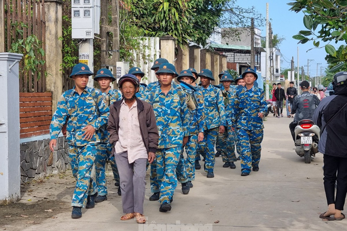 Hàng trăm chiến sĩ, nhân công được huy động túc trực làm việc tại hiện trường (Ảnh: Thanh Trần).