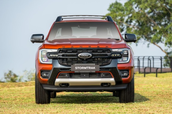 Theo đó, giá xe Ford Ranger Stormtrak 2024 dự kiến là 1,059 tỷ đồng. Nhiều đại lý hứa hẹn sẽ bàn giao xe cho khách hàng vào tháng 5 tới. Cũng giống như thị trường Thái Lan, Stormtrak được cho là sẽ thay thế Wildtrak trong dải sản phẩm Ranger tại Việt Nam.