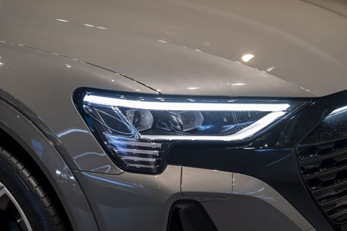 Cụ thể, tại triển lãm ôtô Singapore diễn ra vào tháng 4/2023, Tổng giám đốc Audi Việt Nam - ông Trần Tấn Trung đã từng hé lộ về việc đưa Q8 e-tron về nước vào khoảng cuối 2023 hoặc đầu 2024. Audi Q8 e-tron là mẫu SUV cao cấp nhất trong dải sản phẩm điện hóa của thương hiệu mang biểu tượng bốn vòng tròn.