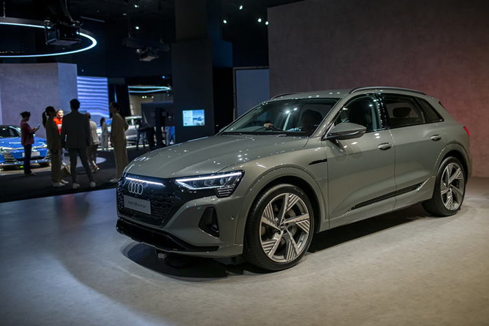 Sau khi ra mắt, Audi Q8 e-tron sẽ cạnh tranh trực tiếp với Mercedes-Benz EQS SUV. Mẫu xe điện của Mercedes có giá gần 4 tỷ VNĐ, cao hơn một chút so với giá bán dự kiến của đối thủ đồng hương.