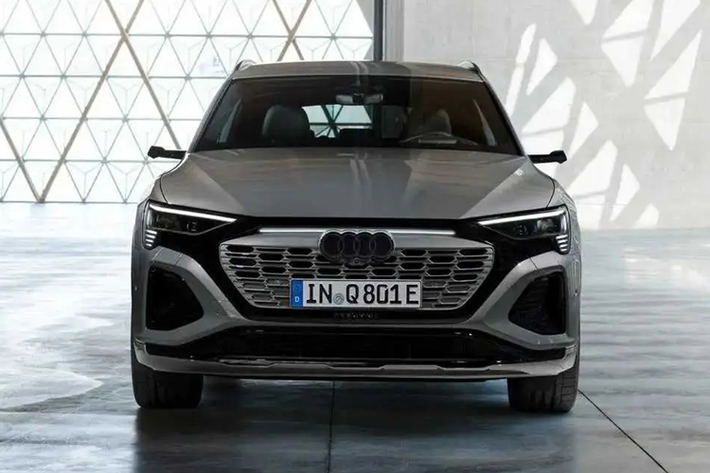 Nội thất của Audi Q8 e-tron có cách bố trí giống với các mẫu xe chạy xăng của hãng. Xe được trang bị màn hình 12,3 inch sau vô-lăng, 2 màn hình lớn ở khu vực bệ tì tay trung tâm với kích thước là 10,1 inch và 8,6 inch, màn hình hắt kính lái HUD, âm thanh Bang & Olufsen 16 loa, điều hoà tự động 4 vùng, cửa sổ trời.