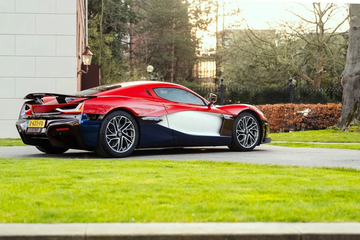 Chiếc Rimac Nevera này có số thứ tự thứ 24 trong tổng số 150 chiếc sẽ được sản xuất. Mức giá khởi điểm của mẫu hypercar thuần điện này khoảng 2,2 triệu USD. Công nghệ động cơ điện của Rimac sẽ được ứng dụng trong việc chế tạo các mẫu xe Bugatti mới với động cơ V16 thông qua liên doanh Bugatti Rimac.
