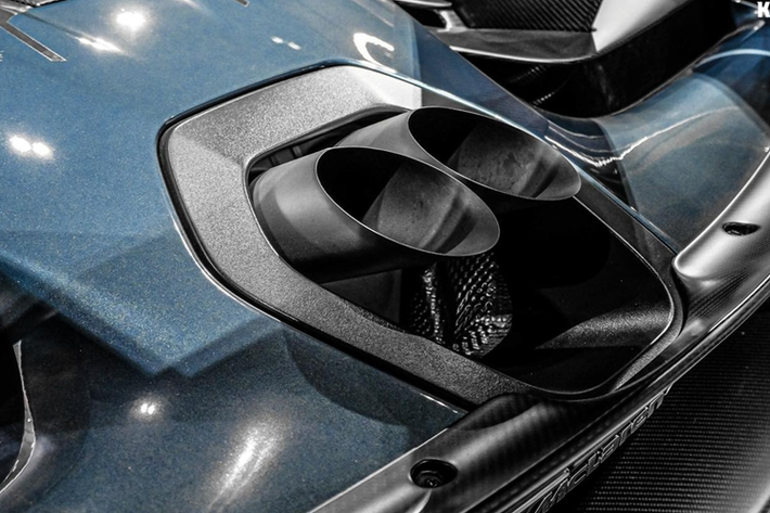 Siêu xe McLaren 720S Spider vẫn được trang bị khối động cơ xăng V8, tăng áp kép, dung tích 4.0 lít, sản sinh công suất tối đa 710 mã lực tại vòng tua máy 7.000 vòng/phút và mô-men xoắn cực đại 770 Nm tại vòng tua máy 5.500 vòng/phút.