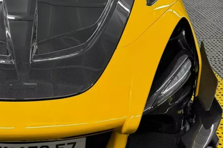 Nhưng mới đây, 1 chủ xe McLaren 720S Spider ở Nghệ An đã đi tiên phong trong dự án độ xe đầu tiên này. McLaren Senna GTR là siêu xe chỉ dành cho đường đua, từng có 1 xe do Phan Công Khanh được nhập về Việt Nam nhưng hiện đã tái xuất.