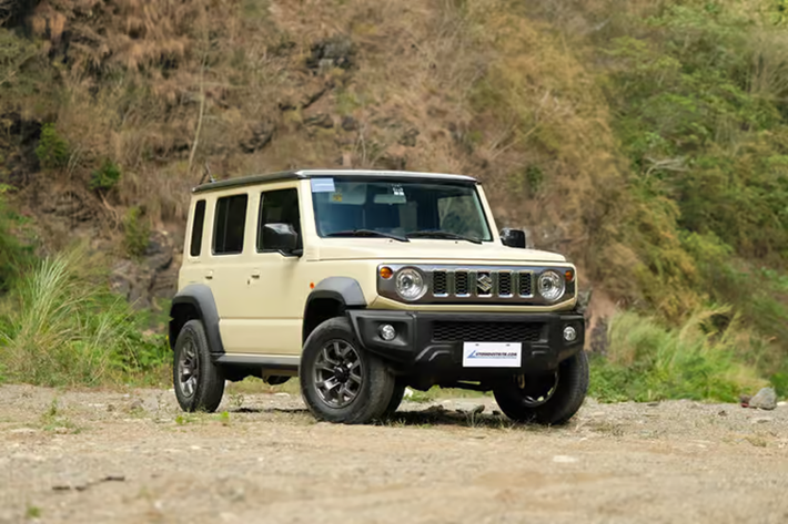 Cung cấp sức mạnh cho Suzuki Jimny tại Việt Nam là động cơ xăng hút khí tự nhiên 1.5L 4 xi-lanh cho ra công suất tối đa 101 mã lực và 130 Nm mô-men xoắn.