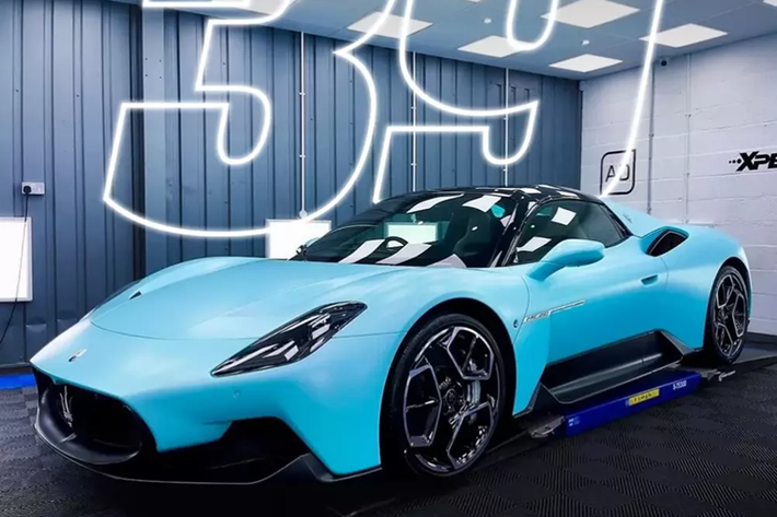 Trong số hàng trăm siêu xe, xe thể thao, SUV sẽ tham dự hành trình siêu xe thế giới Gumball 3000 2024, sẽ có 1 vài mẫu xe đặc biệt và Maserati MC20 Cielo mui trần nằm trong số đó, dù thuộc phân khúc siêu xe, nhưng dòng xe MC20 lại có nội công như 1 chiếc xe tiệm cận siêu xe, thiết kế vừa sang trọng vừa thể thao.