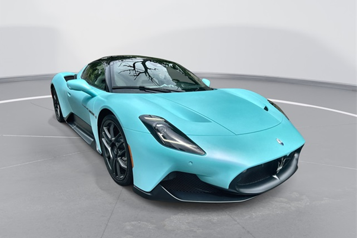 Riêng chi thiết logo "cây đinh ba" trên nắp động cơ làm bằng titan mờ. So với bản coupe, Maserati MC20 Cielo nặng hơn 65 kg nhưng có lợi thế là phần mui xe dễ dàng đóng mở và còn có chế độ riêng tư hay đón nắng.