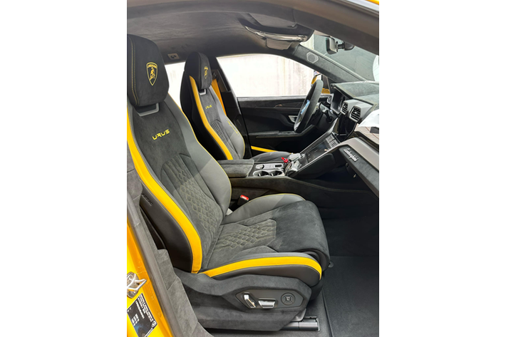 Siêu xe gầm cao Lamborghini Urus Performante có một vài sự khác biệt ở ngoại thất so với bản tiêu chuẩn như nắp capô carbon, cản va trước và hốc gió hoàn toàn mới, bên hông xe có la-zăng mới kích thước 22-23 inch, logo Performante trên nẹp sườn, trước bánh xe sau.