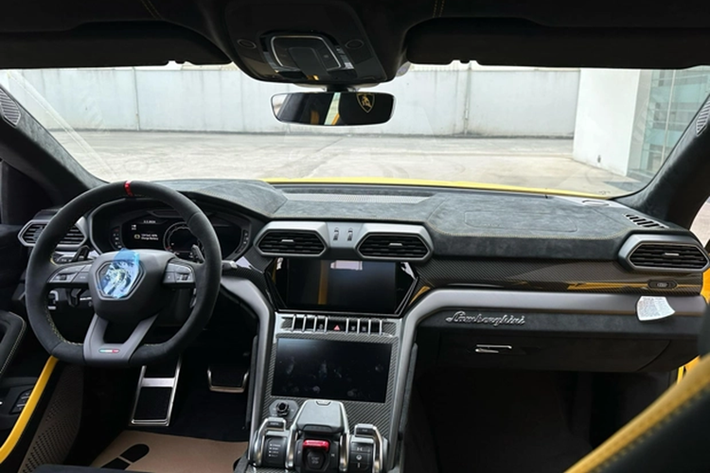 Chiếc siêu SUV Lamborghini Urus Performante của Đoàn Di Băng cũng là xe thứ 3 về nước, ngoại thất có màu sơn vàng như 2 xe đầu tiên, cùng với đó là nhiều chi tiết ở ngoại thất được sơn đen hoặc ốp carbon rất đẹp mắt và cao cấp.