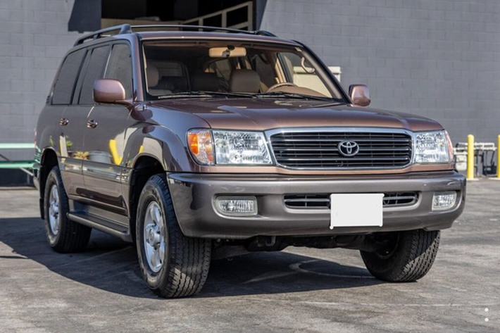 Toyota Land Cruiser huyền thoại vốn nổi tiếng với độ bền bỉ đáng kinh ngạc. Trên thế giới, không khó để bắt gặp những chiếc Land Cruiser có tuổi đời lên đến 15 – 20 năm vẫn được sử dụng để đi lại hằng ngày. Cũng chính bởi sự bền bỉ mà Land Cruiser luôn lọt top những mẫu xe có khả năng giữ giá tốt nhất.