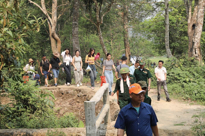 Vào những ngày tháng 5 lịch sử, Sở Chỉ huy Chiến dịch Điện Biên Phủ là địa chỉ đỏ của du khách trong và ngoài nước đến tham quan, tìm hiểu lịch sử.