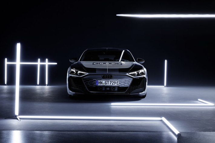 Nếu dựa trên nguyên mẫu Taycan Facelift gần đây, Audi e-tron GT sẽ được trang bị động cơ điện mạnh hơn và cung cấp tốc độ sạc nhanh hơn lên tới 320 kWh thay vì 270 kWh. Một số phiên bản cũng có thể có bộ pin 105 kWh dung lượng lớn hơn, cung cấp phạm vi hoạt động lớn hơn so với bộ pin có dung lượng 93,4 kWh hiện tại.