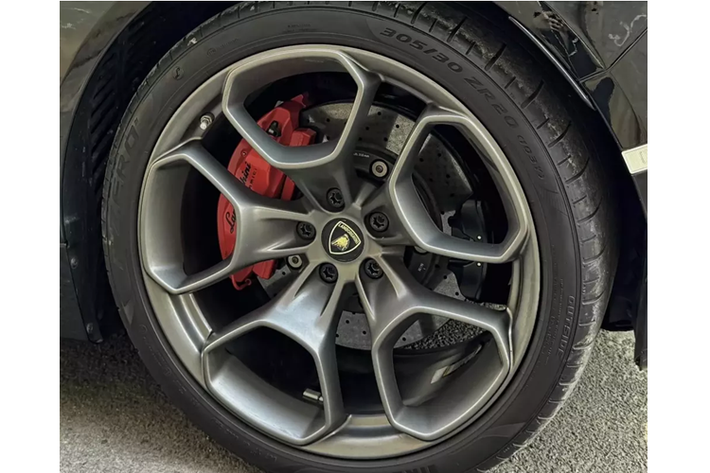 Siêu xe Lamborghini Huracan LP610-4 mới được vợ chồng đại gia Đồng Nai mua về sử dụng vẫn sở hữu động cơ V10, dung tích 5.2 lít, sản sinh công suất tối đa 601 mã lực tại vòng tua máy 8.250 vòng/phút và mô-men xoắn cực đại 560 Nm tại vòng tua máy 6.500 vòng/phút.